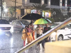 ఆంధ్రప్రదేశ్‌లో భారీ వర్షం కురుస్తున్న దృశ్యం