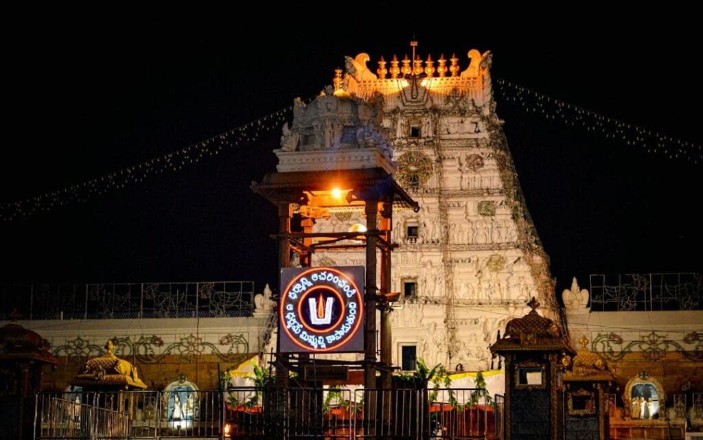 తిరుమల ఆలయం మరియు భక్తుల దర్శనానికి ప్రతినిధి చిత్రం