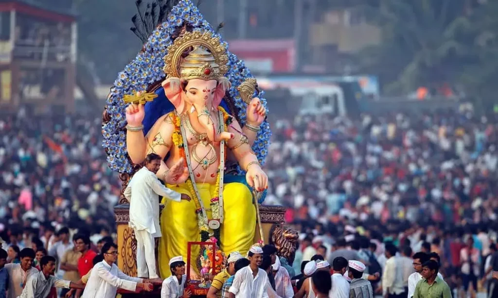 వినాయక నిమజ్జనం సందర్భంగా గణేష్ విగ్రహ ఊరేగింపు