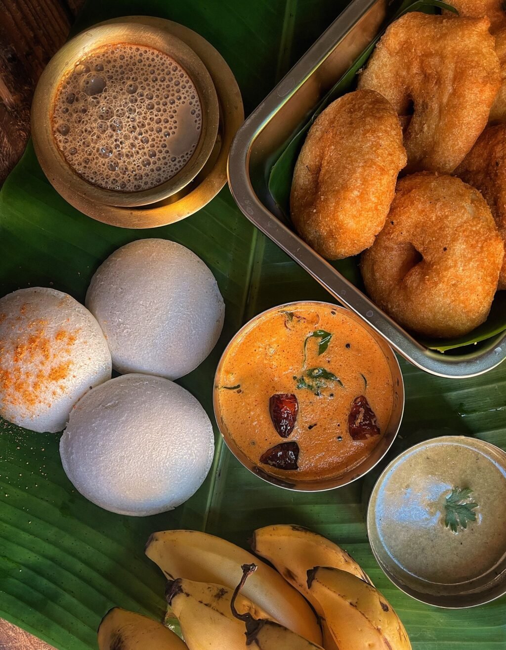 ఇడ్లీ, వడతో అల్పాహారం — ప్రతీకాత్మక చిత్రం; పాఠశాల భోజనం ఫోటో కాదు