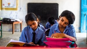 పుస్తకాలు చదువుతున్న పాఠశాల విద్యార్థినులు — ప్రతీకాత్మక చిత్రం